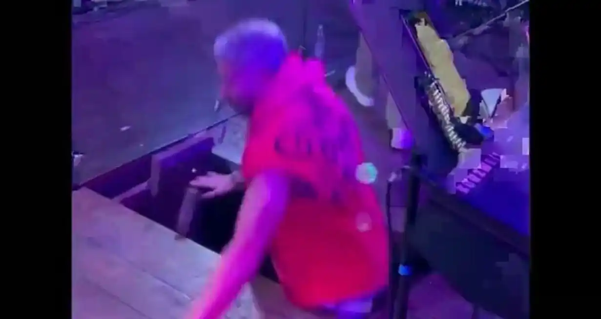 VIDEO | Gran susto para el cantante de Dale Q' Va: saltó, se desfondó el escenario y terminó en el suelo