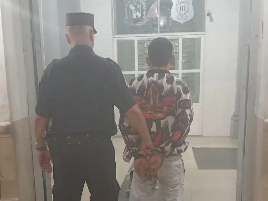 Tiene 19 años y no deja en paz a su ex novia: fue detenido por hostigarla en su trabajo