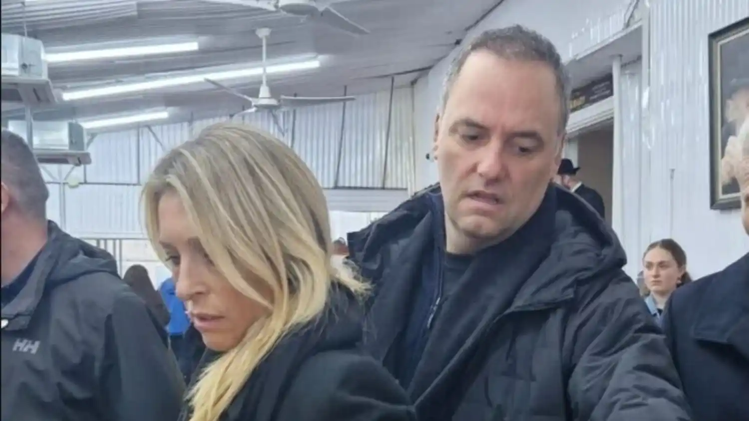 El jefe de Gabinete, Manuel Adorni, y su mujer, Bettina Angeletti, en el viaje a Nueva York