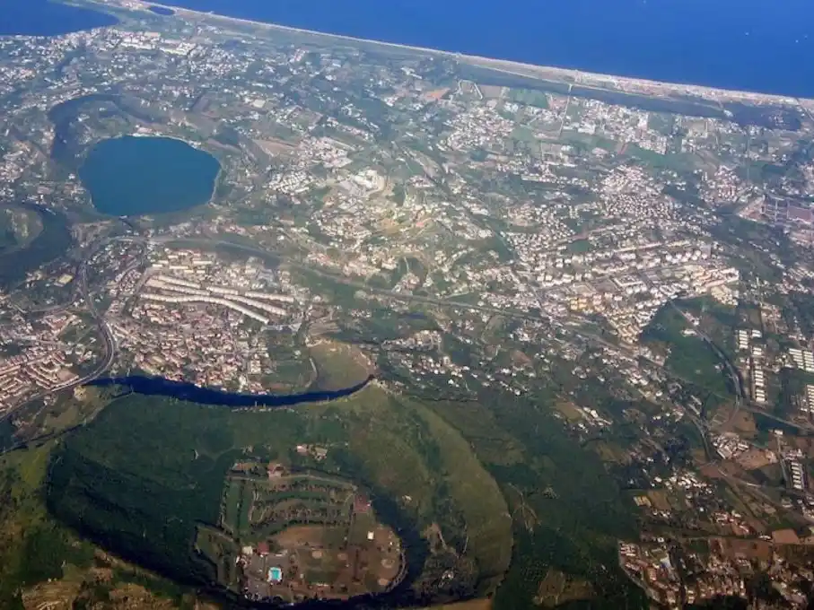 Vista aérea de la zona de los Campos Flégreos.