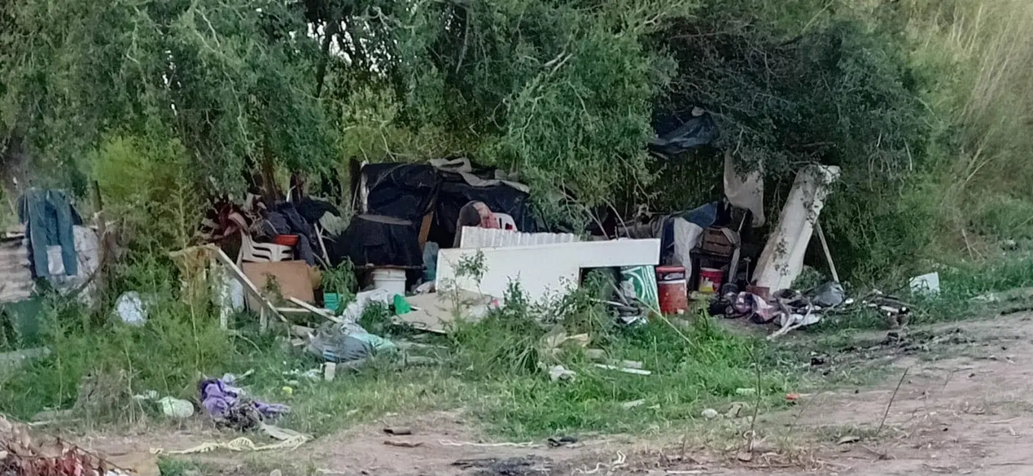 Así vive Espinoza en Baradero, en la calle. Foto: FM Tiempo.
