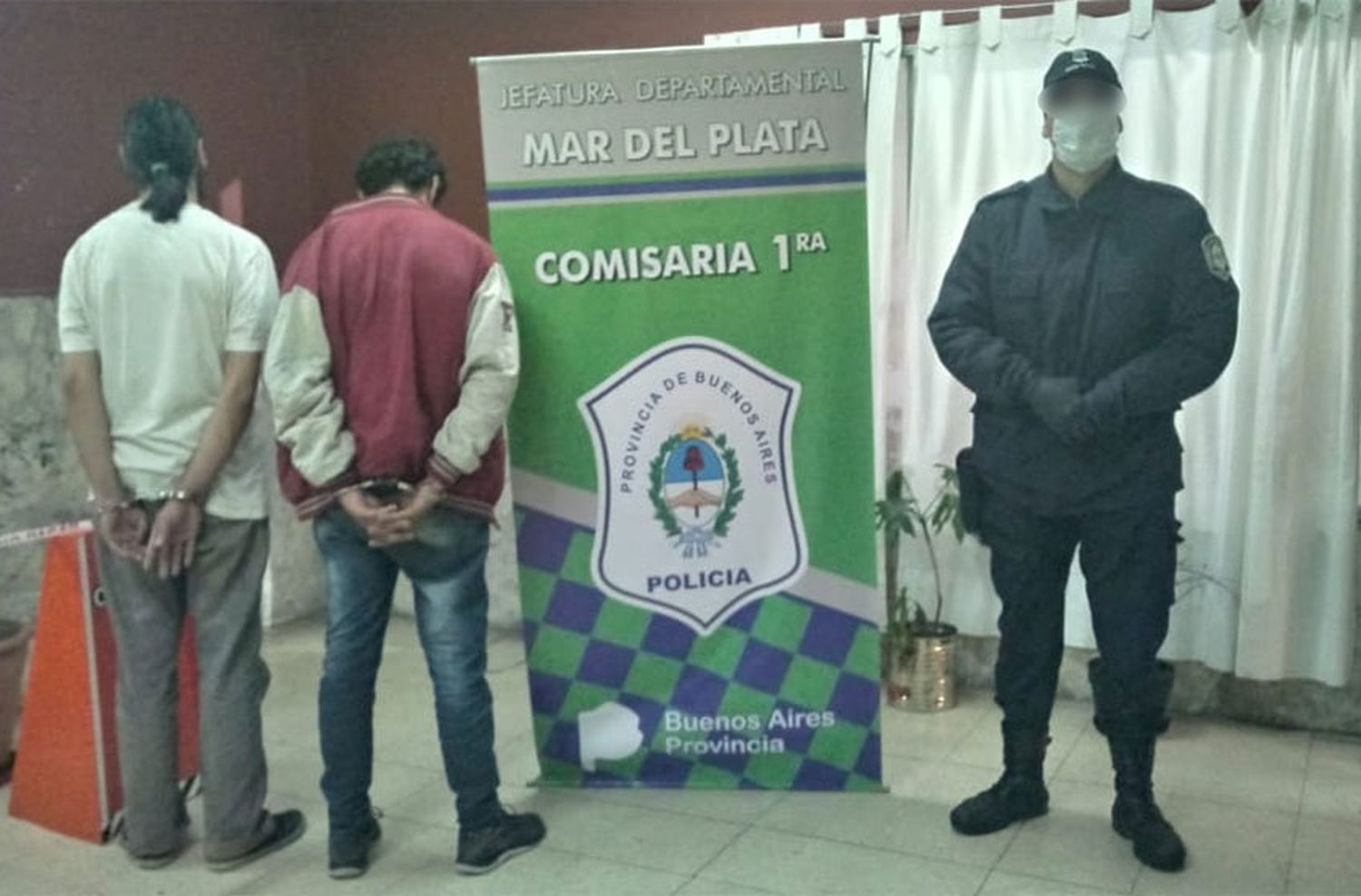 Dos detenidos, con las manos en la masa