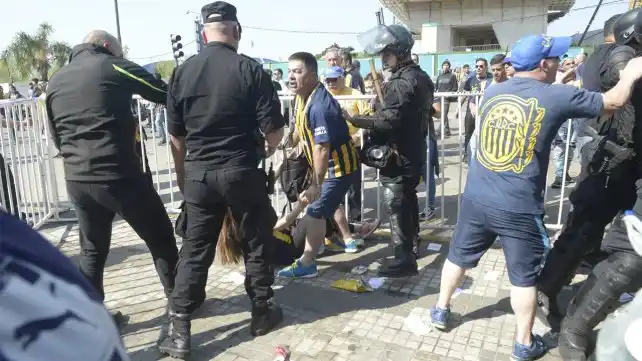 Clásico rosarino: la provincia negó que la policía haya reprimido