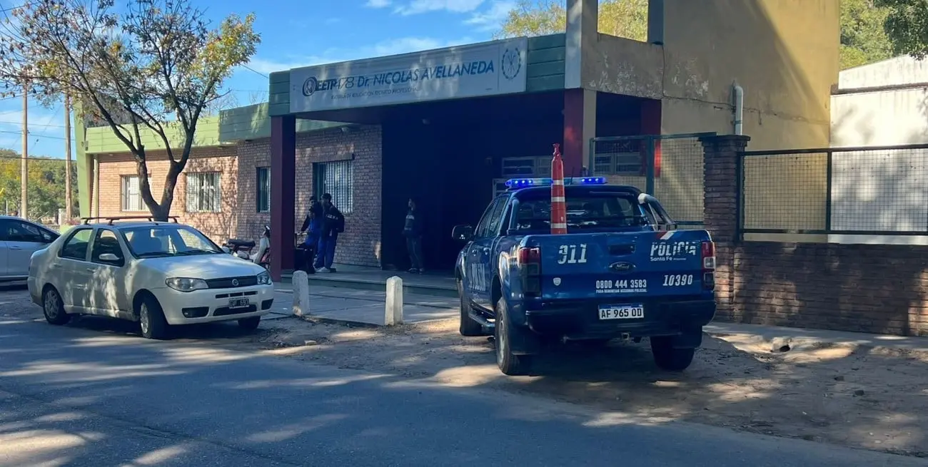Personal policial se hizo presente en el establecimiento educativo.