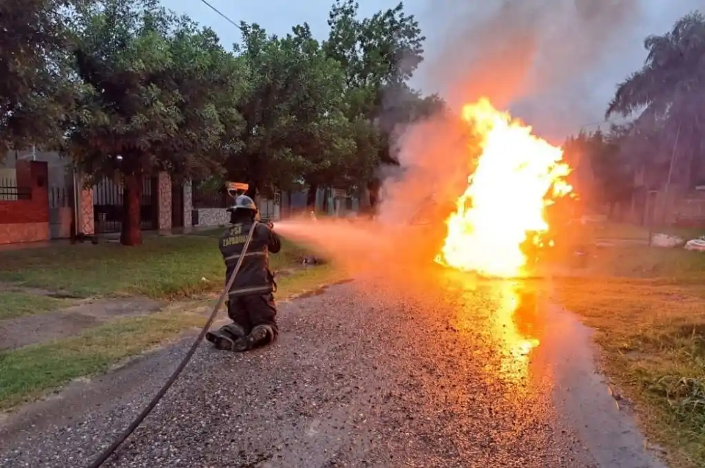 Dos rodados terminaron gravemente afectados por el fuego.