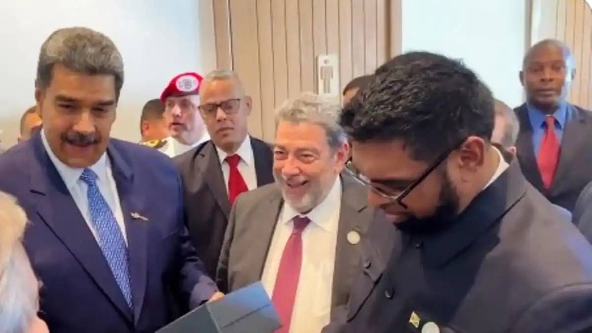 MADURO E IRFAAN ALÍ se vieron cara a cara en la cumbre de la CELAC y se entregaron regalos mutuos (VIDEOS)