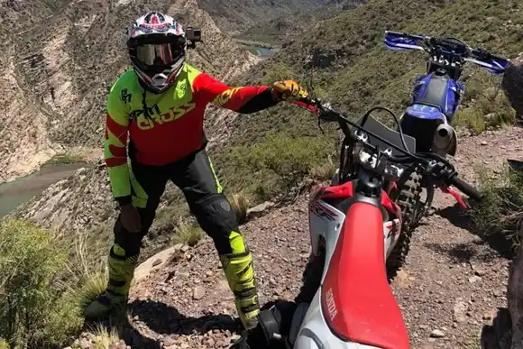 Delincuentes robaron el equipo de competición y gran cantidad de bebidas a un equipo de motociclismo en San Genaro