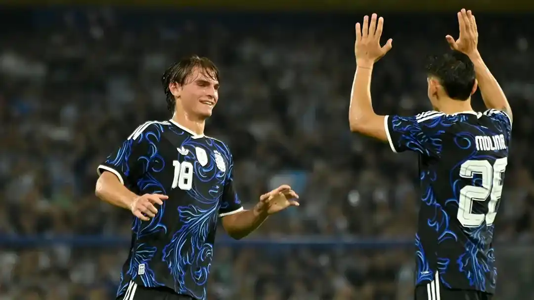 Paz y Molina, en el festejo del gol del jugador de Como.