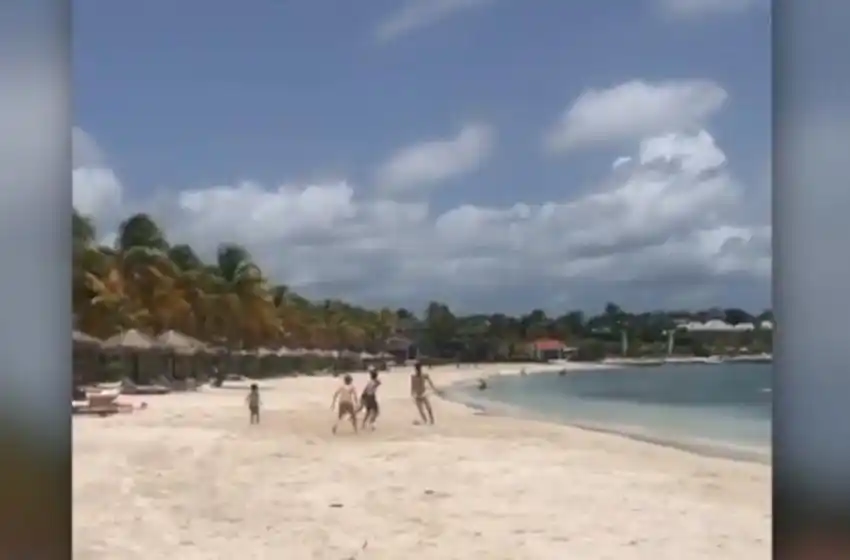 Messi jugó un partido en la playa junto a su hijo y unos chicos