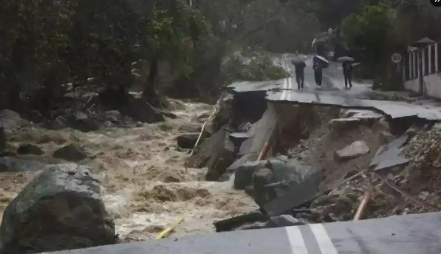 Las inundaciones han arrasado barrios enteros de Derna, declarada zona catastrófica.
