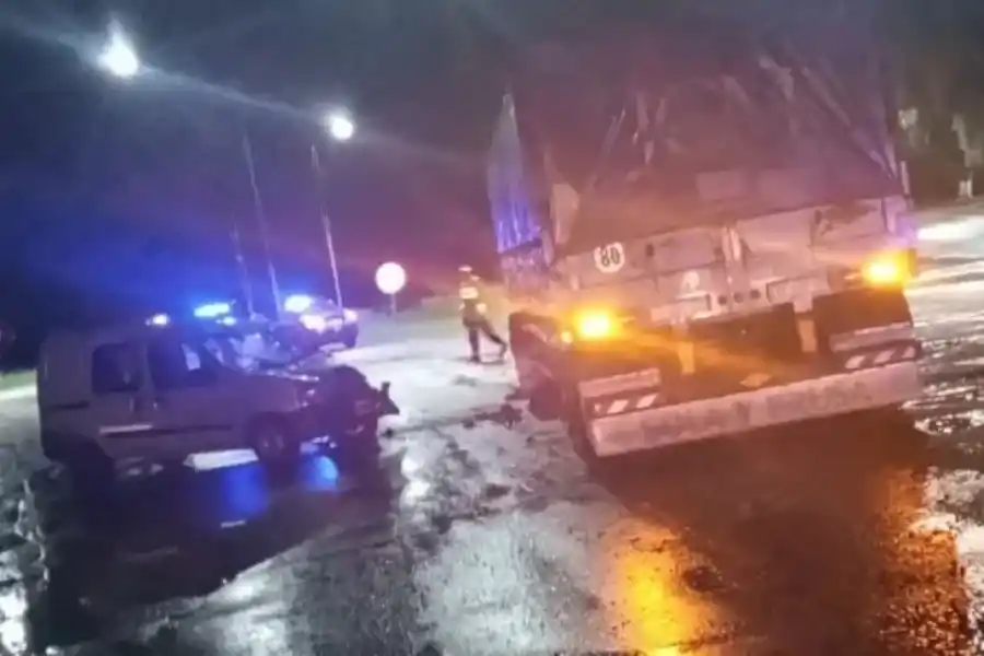 Un utilitario y un camión chocaron en la madrugada en el cruce de la 91 y la 11