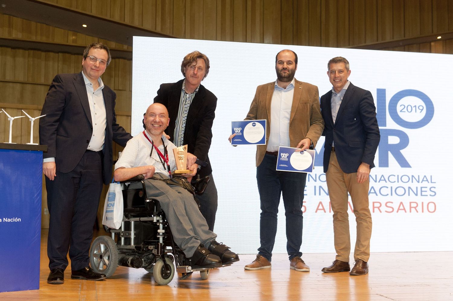 Premiaron al primer auto nacional para pasajeros en sillas de ruedas