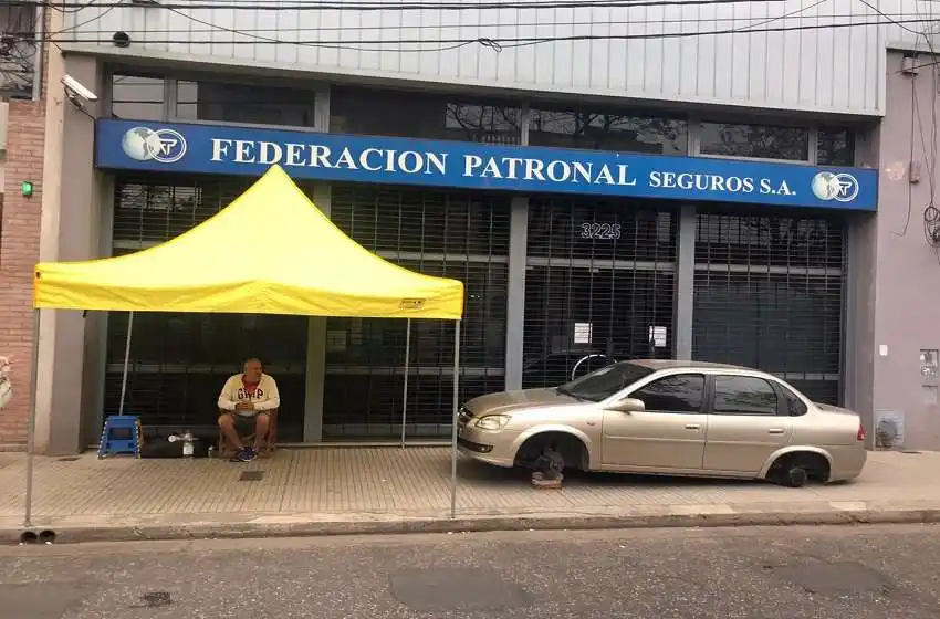 Le robaron las ruedas del auto hace casi un mes, la aseguradora no se lo reconoció y les plantó el coche en la puerta