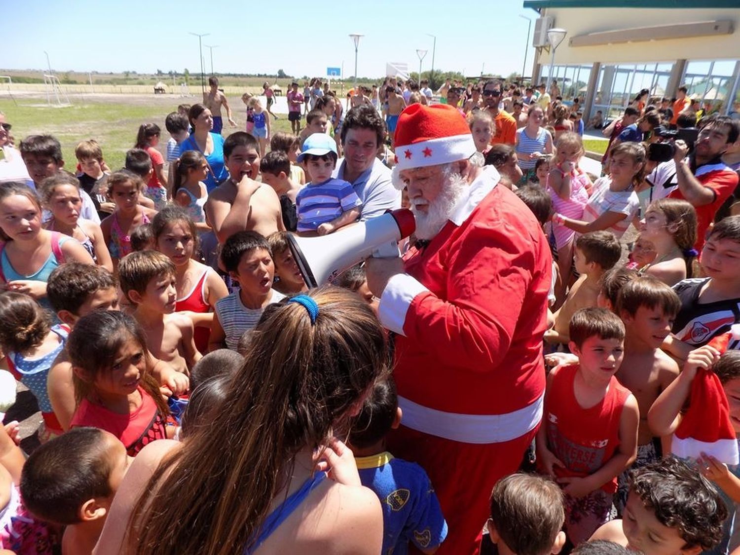 Pepo Noel prepara su trineo para recorrer las calles de Larroque