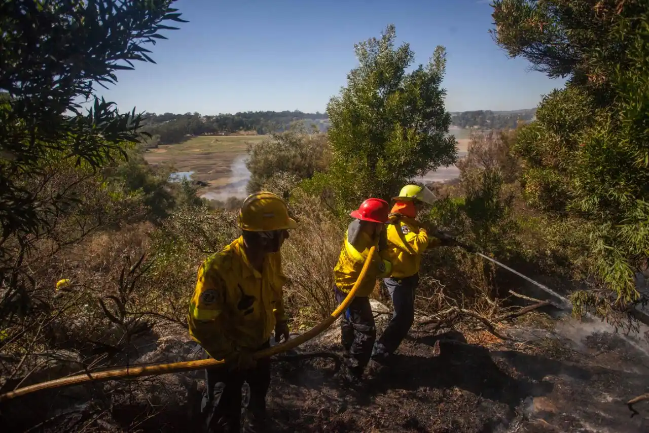 Continúan los trabajos para sofocar el incendio en Sierra de los Padres