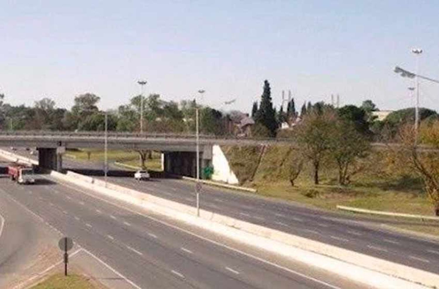 Asaltaron y golpearon a un hombre que cambiaba la rueda en la Autopista Rosario – Córdoba
