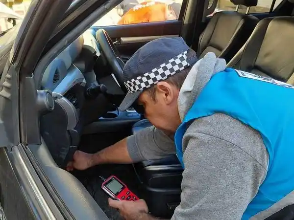 Secuestran camioneta robada y millonaria carga
de cigarrillos tras una fuga de un control vial