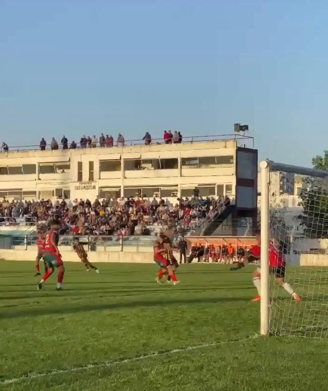 Santamarina goleó en casa y clasificó para los playoff