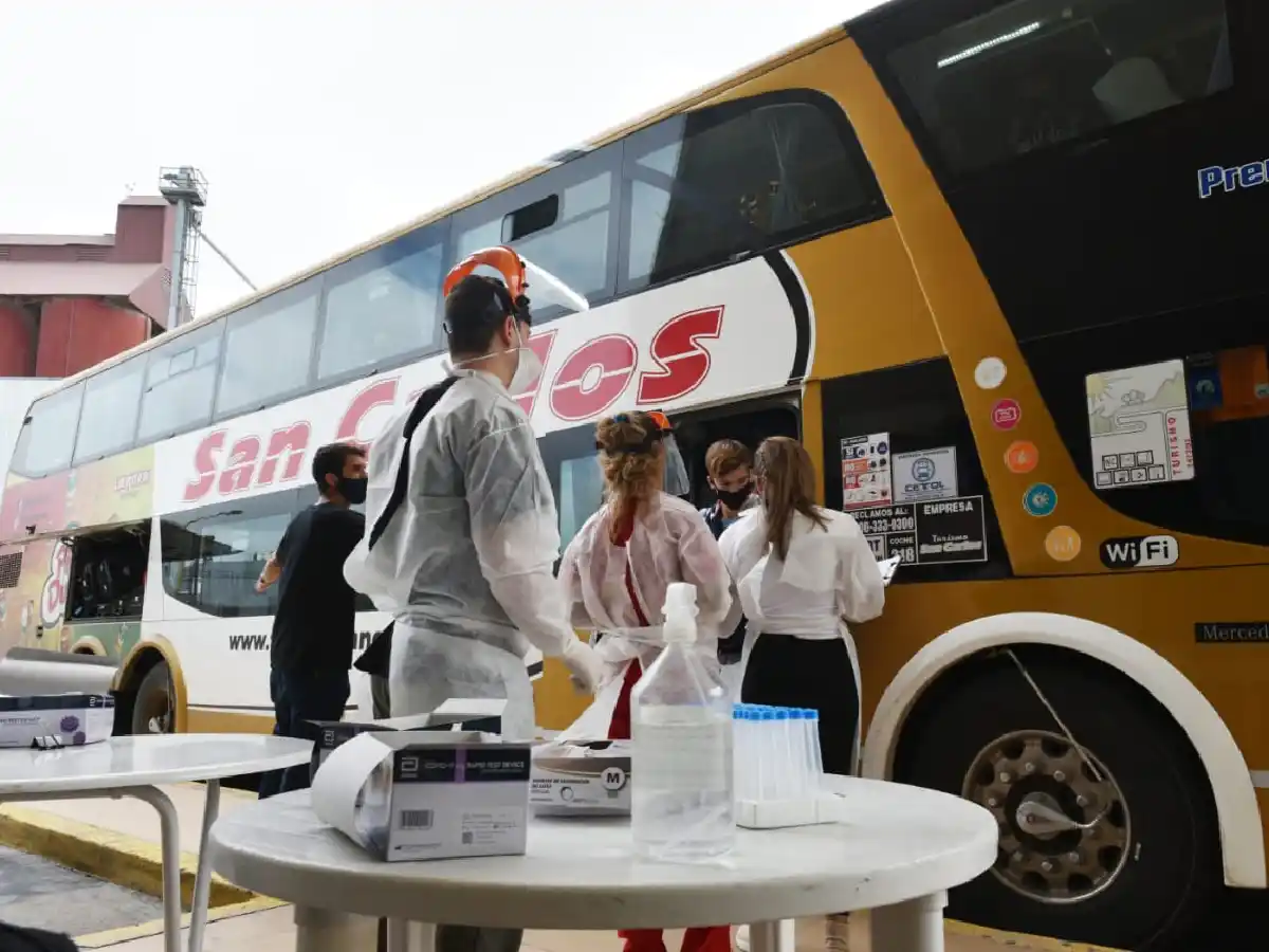 Realizan testeos a estudiantes que  regresan de Bariloche: hay 23 casos positivos