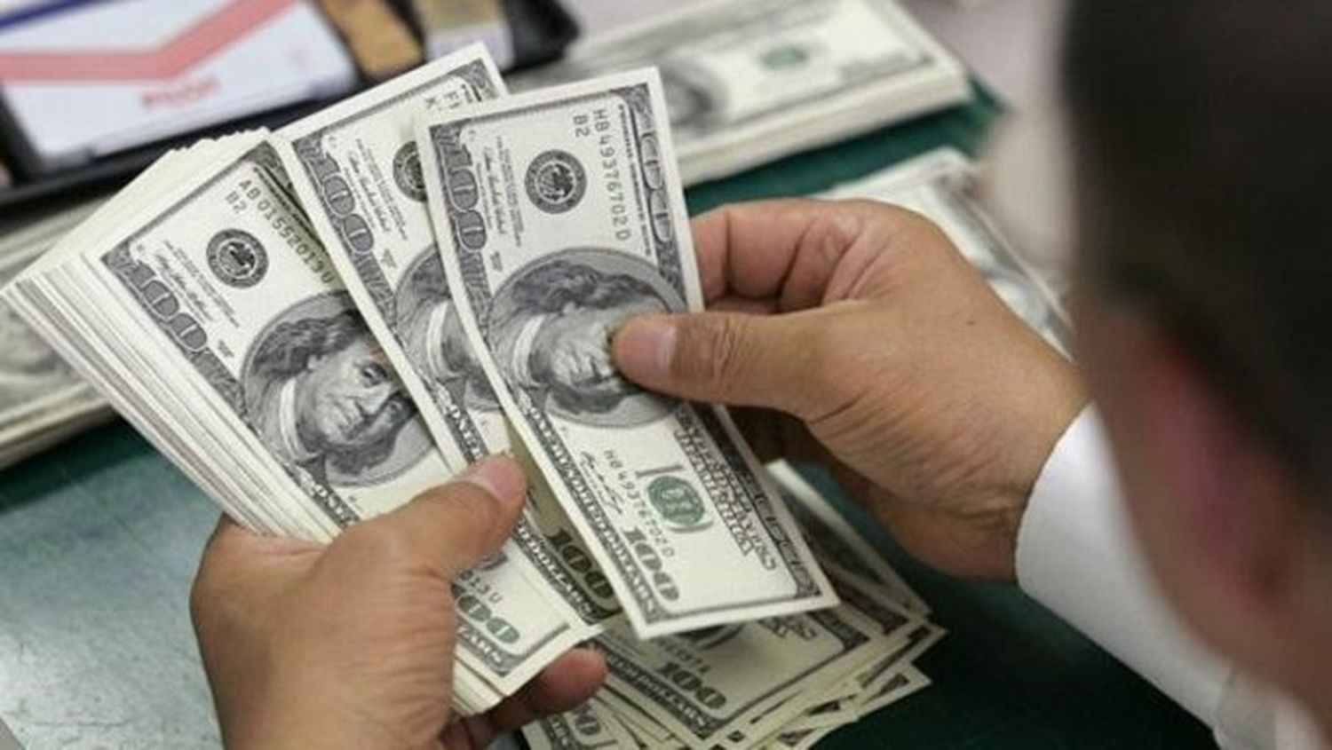 El dólar sigue subiendo y alcanza un nuevo récord: 16,27 pesos