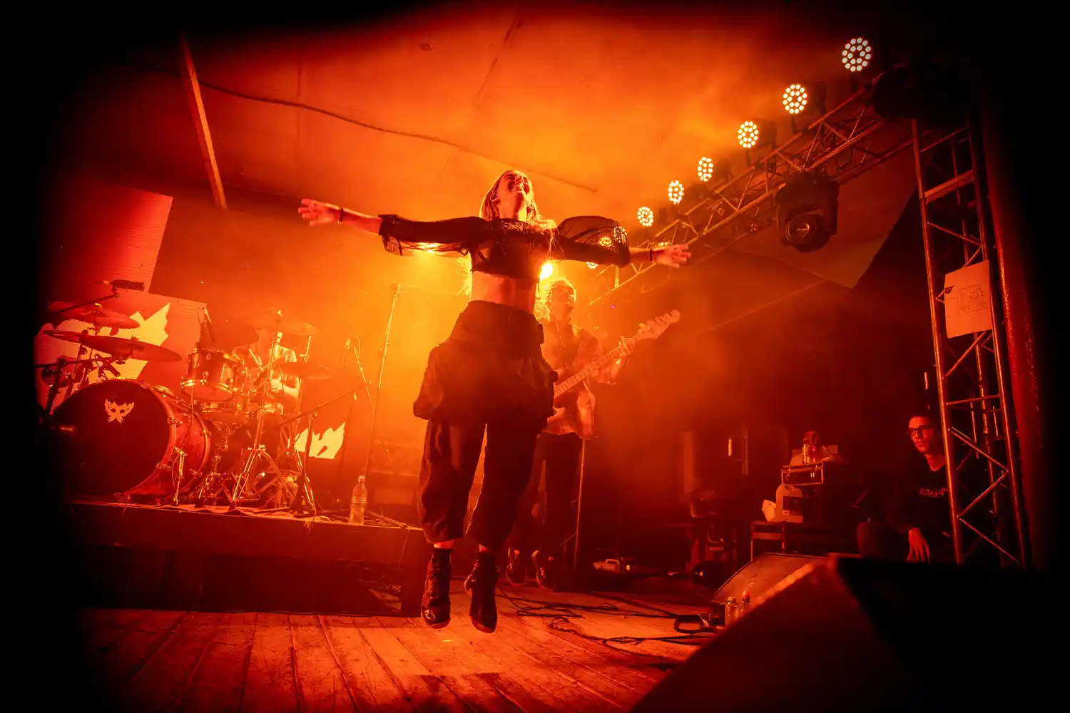 Formados allá por 2008 en la ciudad de Necochea por Cinco de los hermanos Andersen, una banda gestada en la fusión de estilos musicales, que siempre tuvo como plaza obligada la ciudad de Tandil, que gira tras gira el amor del público y la cantidad de presentes, fue en constante crecimiento.