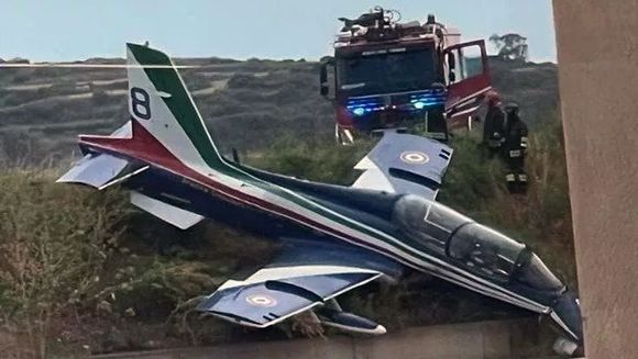 Frecce Tricolori: colisión en vuelo forzó aterrizajes de emergencia y dejó un avión fuera de pista: Esto Sabemos