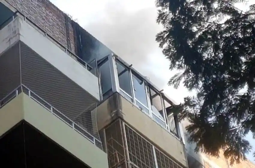 Tuvieron que evacuar un edificio por un incendio en uno de sus departamentos