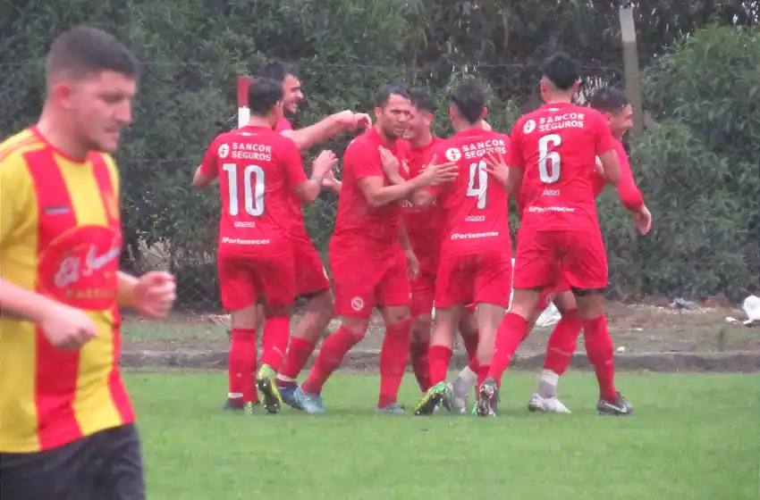 Fútbol local: bajo la lluvia, también hubo lluvia de goles en la octava fecha