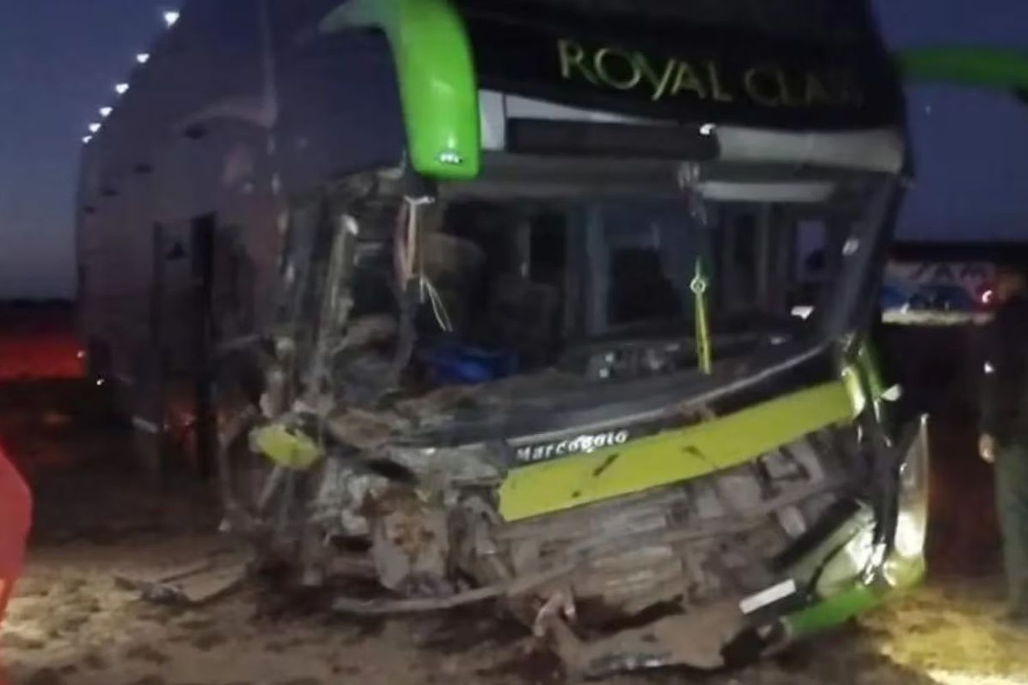 Un micro de larga distancia chocó de frente con un auto particular. En total son siete los fallecidos. (Foto: Gentileza elpais.bo)