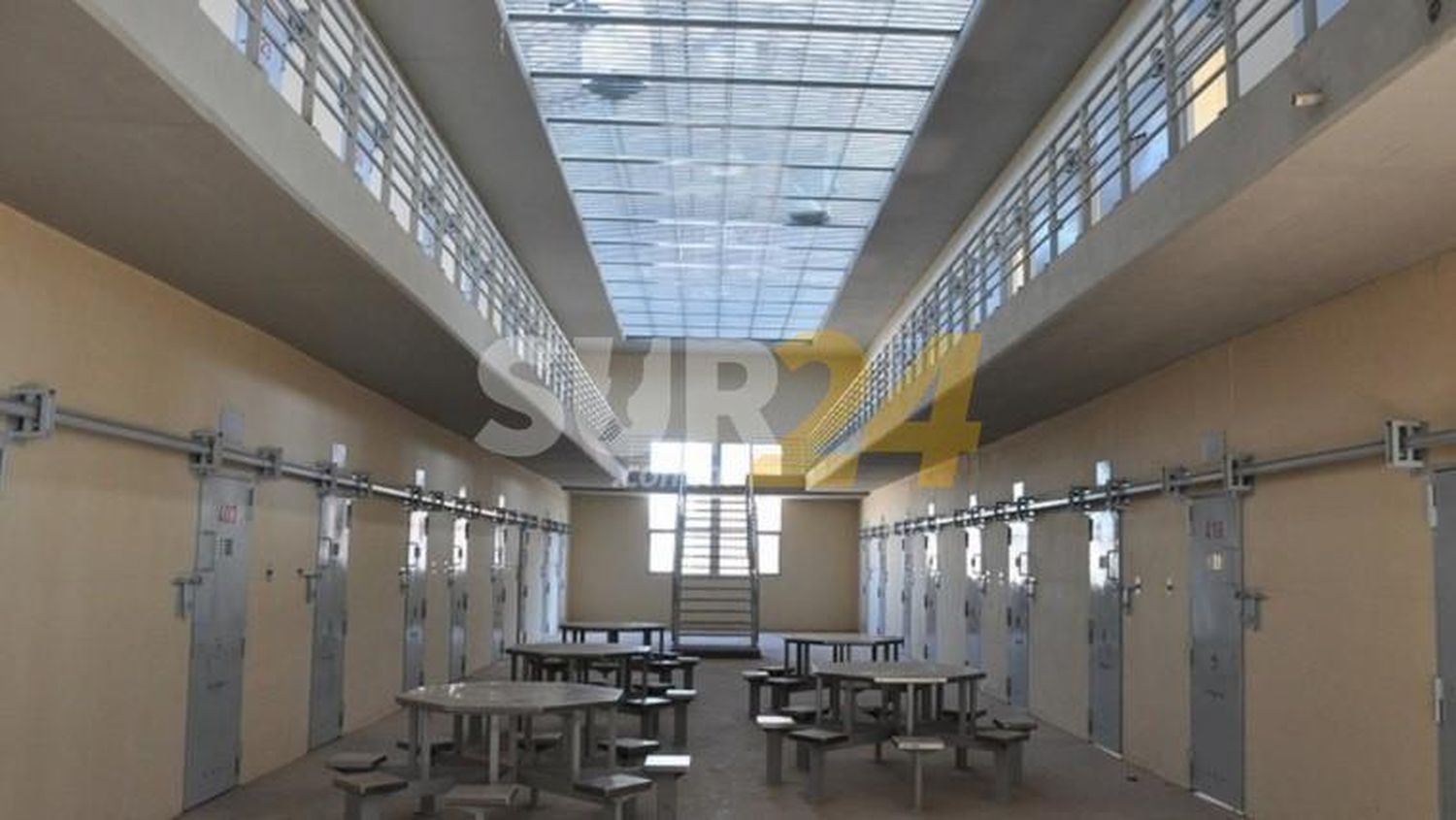 Golpearon salvajemente a una mujer trans al ingresar a una cárcel de hombres