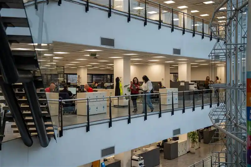 Interior de las oficinas de Metrogas en Buenos Aires, donde se impulsa la innovación colaborativa y el trabajo interdisciplinario entre áreas