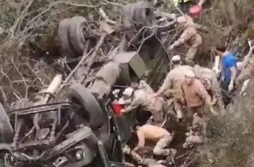 Volcó un camión con soldados en San Martín de los Andes y confirman que hay víctimas fatales