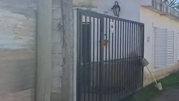 Dramático accidente: un niño fue aplastado por un portón de hierro