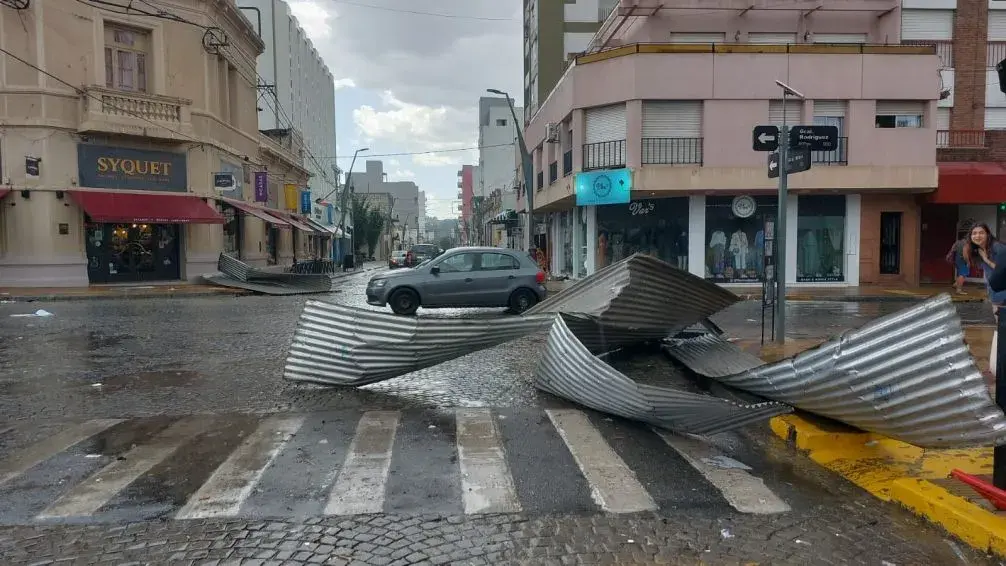 Fuerte temporal en Tandil: voladura de techos, caída de árboles y cortes de luz