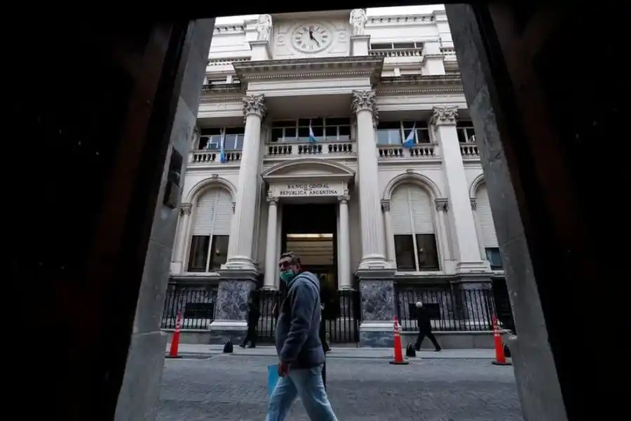 El BCRA devaluó: dólar mayorista a $350 fijo hasta las elecciones y suba de tasa al 118 por ciento