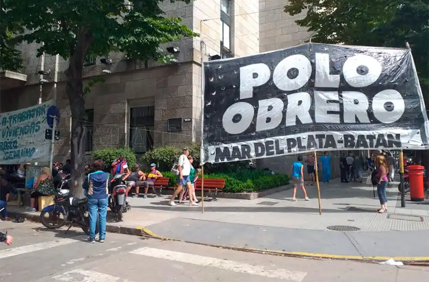 Continúa el acampe frente a la Municipalidad: "Vamos a continuar el plan de lucha"