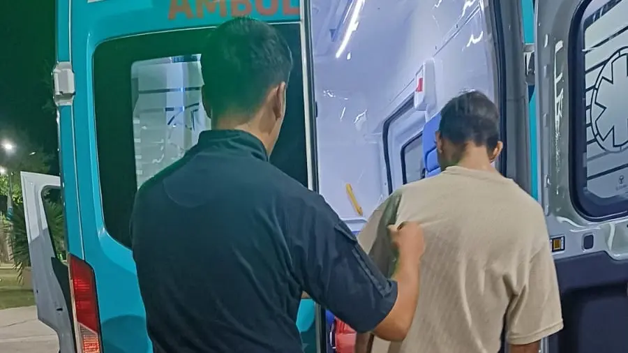 El sujeto fue trasladado en una ambulancia.