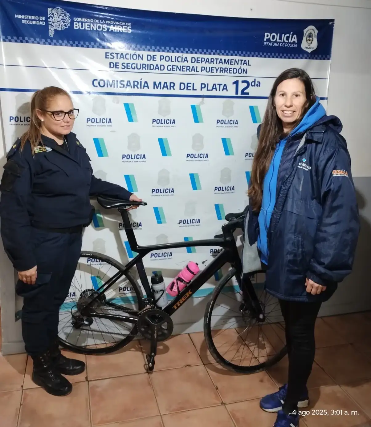 Durante la madrugada de este lunes, los delincuentes dejaron la bicicleta de carbono profesional marca Trek, rodado 28, apoyada en un patrullero de la comisaría 12da.