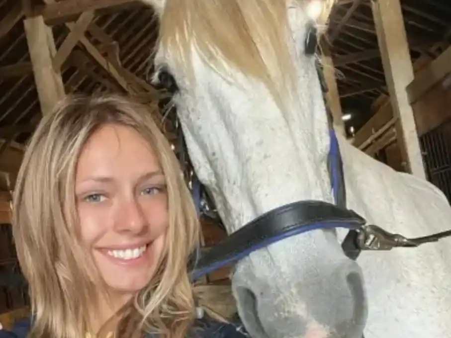 Una joven de 25 años murió tras caerle encima un caballo en un trágico accidente.