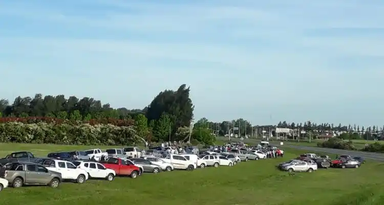 Concentración en ruta 9 para apoyar la “Marcha del Millón” de la campaña de Macri