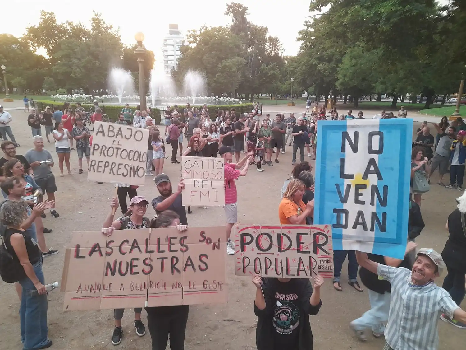 Algunos de los carteles que pudieron observarse en la manifestación.