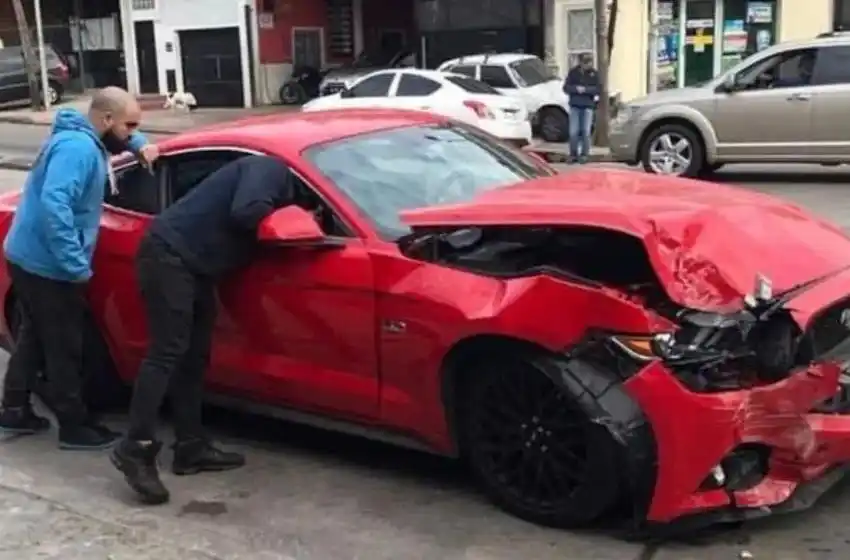 Quisieron probar un Mustang y lo terminaron chocando contra una pared
