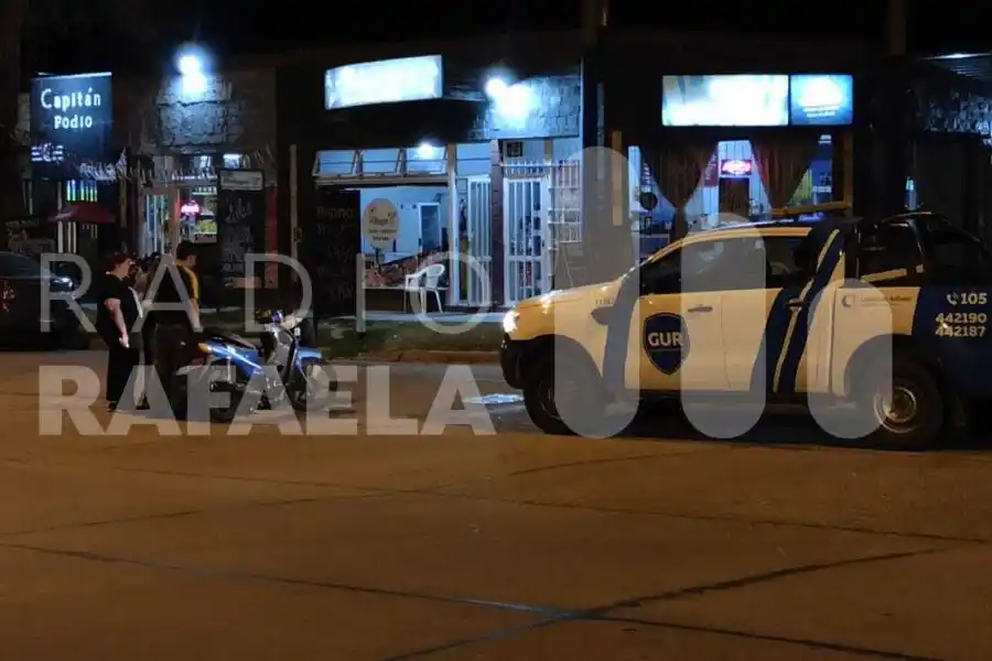 Motoderrape en Barrio Los Nogales: el hombre que conducía la motocicleta debió recibir asistencia médica