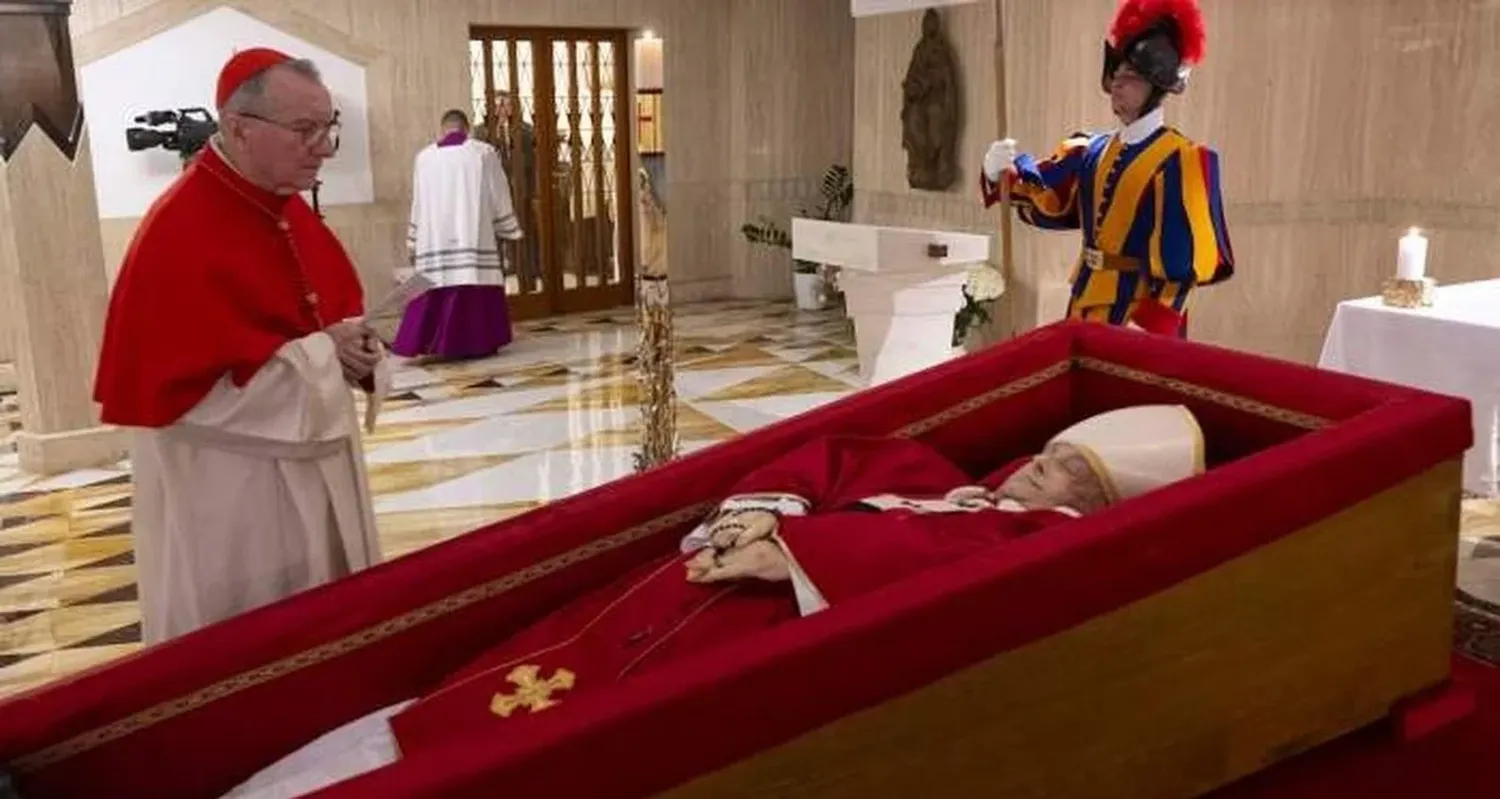 El cardenal italiano Pietro Parolin, junto al féretro de Francisco. Vatican Media