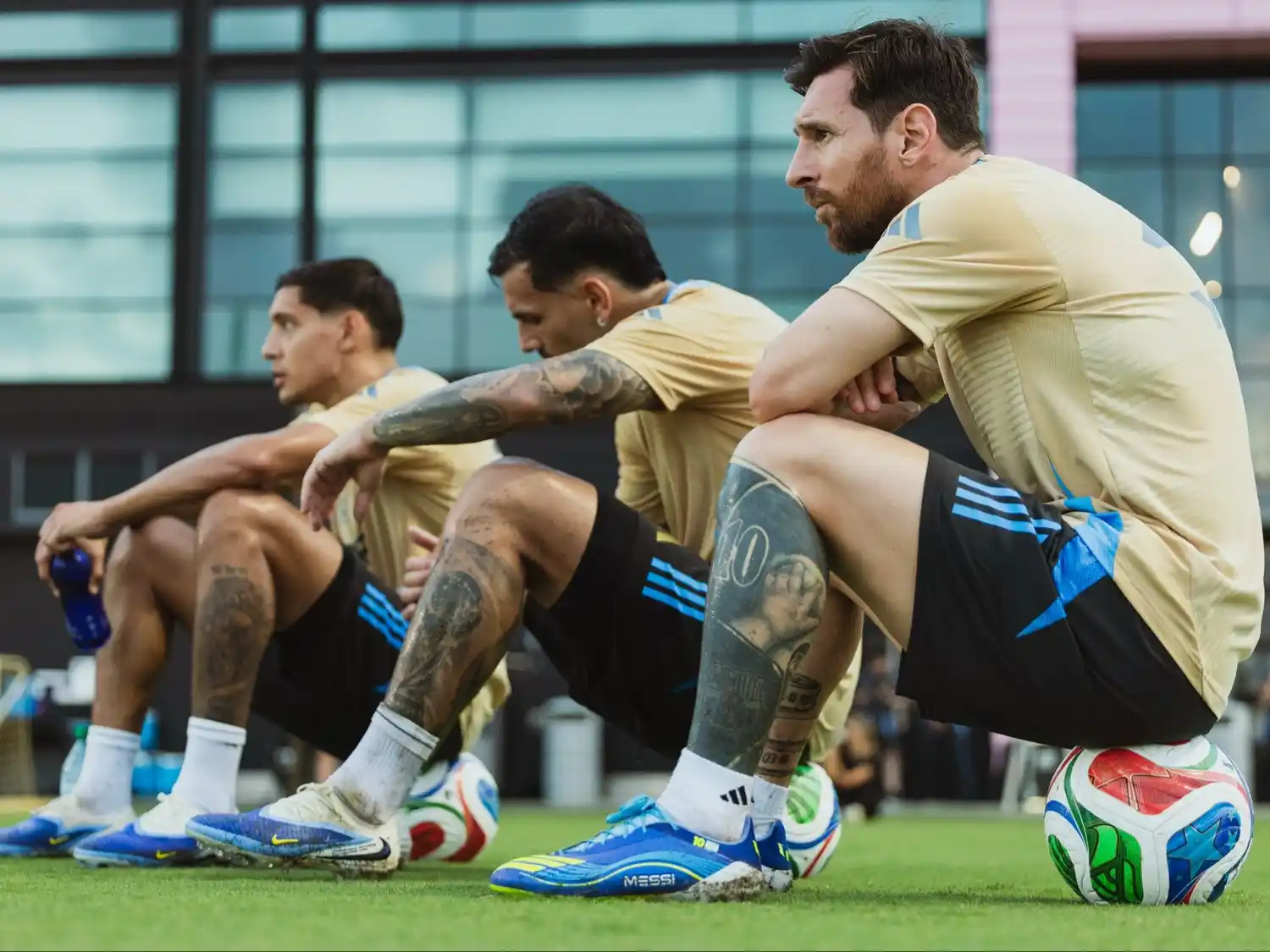 El plantel argentino entrenó ayer y se enteró en pleno trabajo de la muerte de Miguel Russo.Foto:AFA