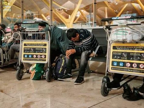 Ni AENA, ni el Gobierno, ni el Ayuntamiento de Madrid se ponen de acuerdo para actuar con las personas sin hogar que viven en el aeropuerto