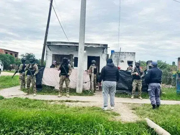 En cinco allanamientos, secuestraron
armas blancas y numerosos objetos