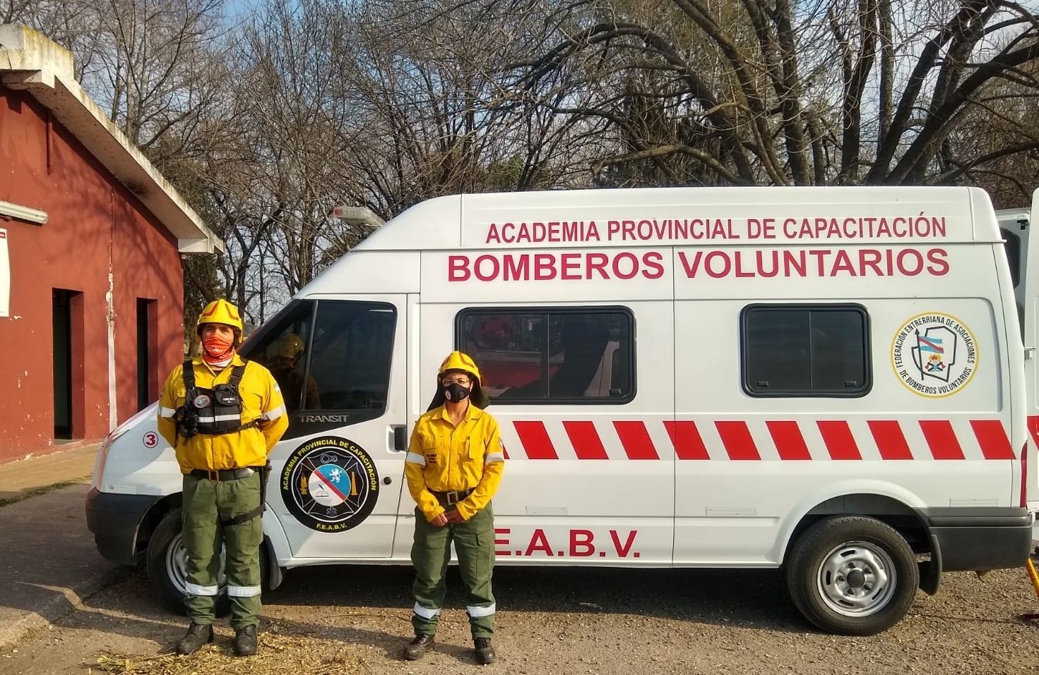 Dos bomberos de Gualeguaychú combaten el fuego en las islas del Paraná