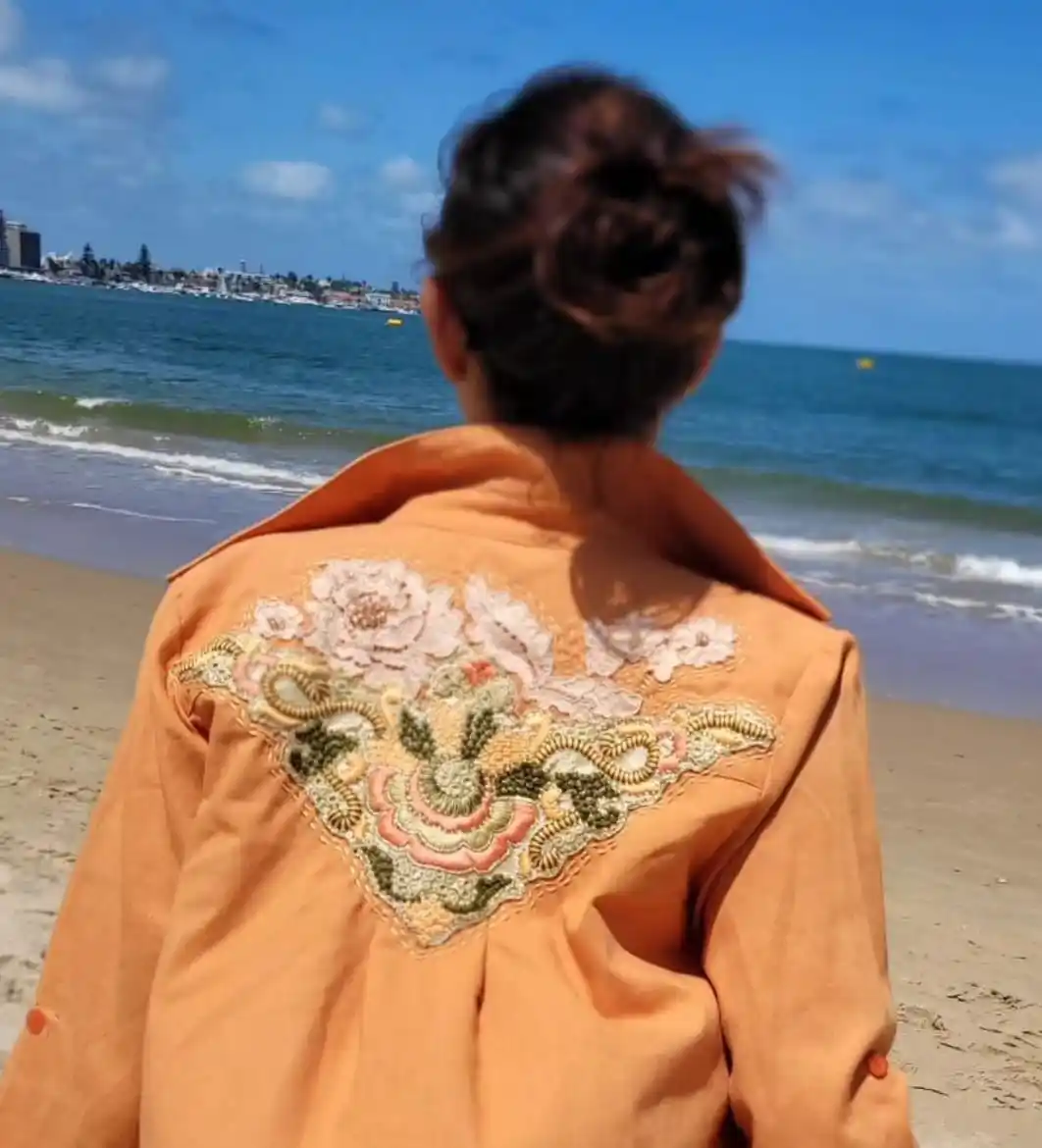 Detalles de una prenda de Eli Denegri-