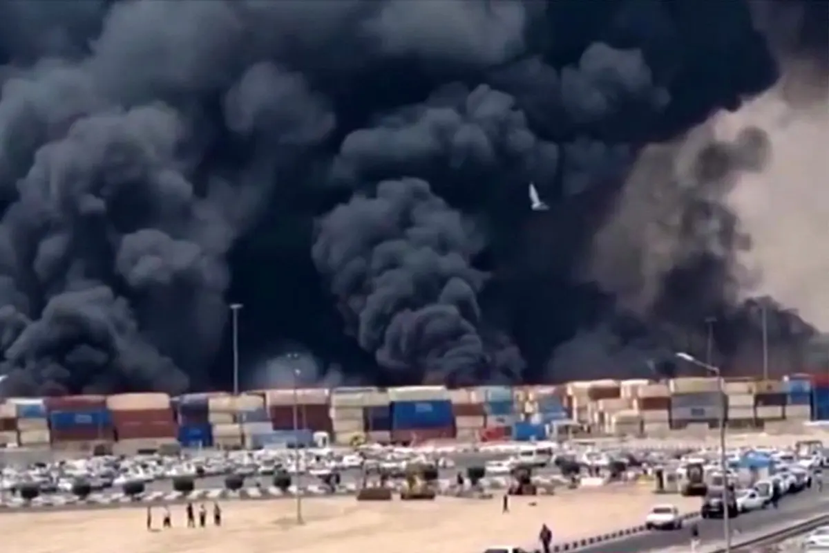 «ENORME EXPLOSIÓN» sacude importante puerto de Irán, con saldo preliminar de 14 fallecidos y más de 700 heridos